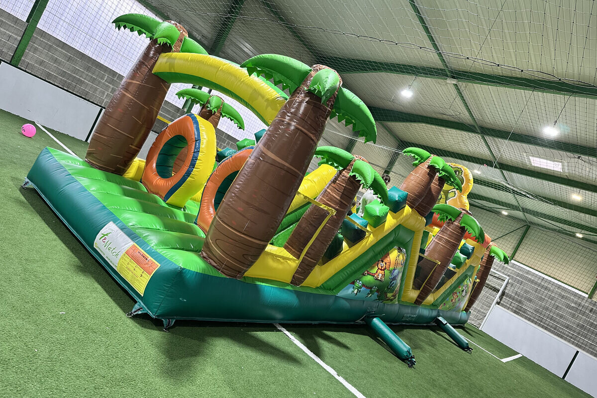 Aire de jeux gonflable géante anniversaire 7&Match Mondragon